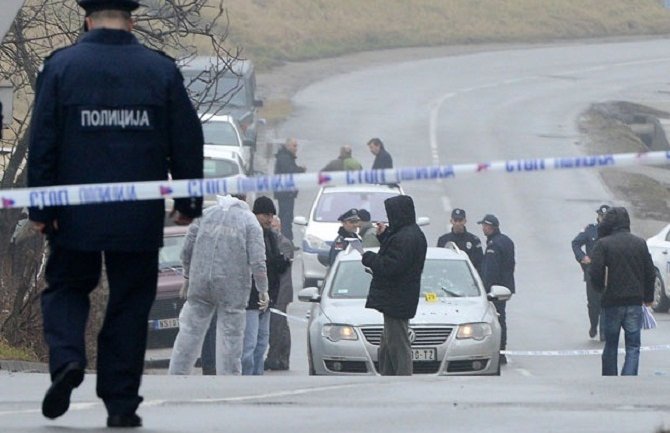 Zastrašujuće! Mladić zbog ljubomore sjekirom usmrtio bivšeg dečka svoje djevojke, zločin obavio pred njom i tijelo mladića bacio u rupu?