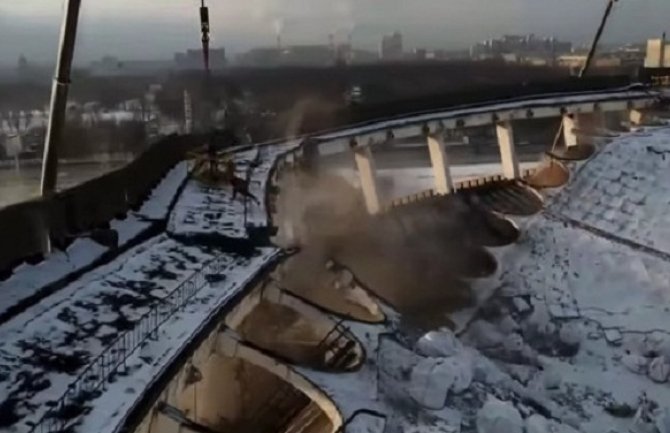 Rusija: Urušio se krov stadiona, nestao radnik u gomili betona (VIDEO)