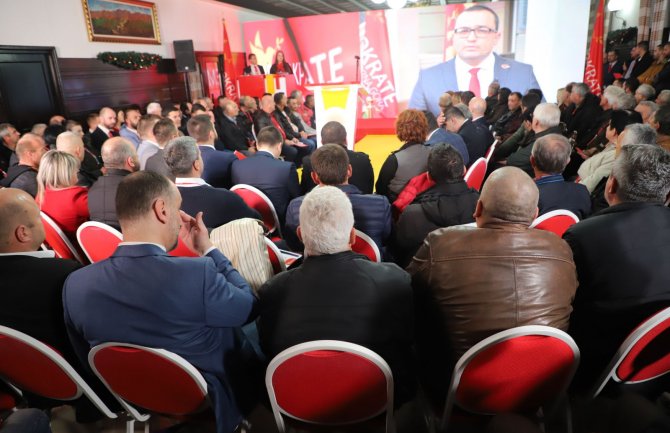 Demokrate: Obezbijediti zaposlenje ljudima kako bi se smanjio broj korisnika i povećati materijalna davanja