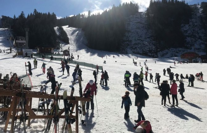 Turiste voze motornim sankama, nude im rafting, šetnju krpljama, vožnju biciklima za snijeg...