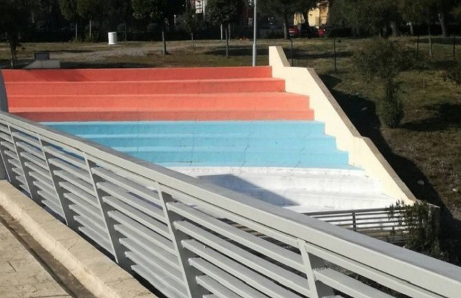 Stepenište kod Ruskog mosta u bojama trobojke
