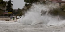 Hrvatska: Zbog ogromnih talasa u prekidu trajektne linije (FOTO)