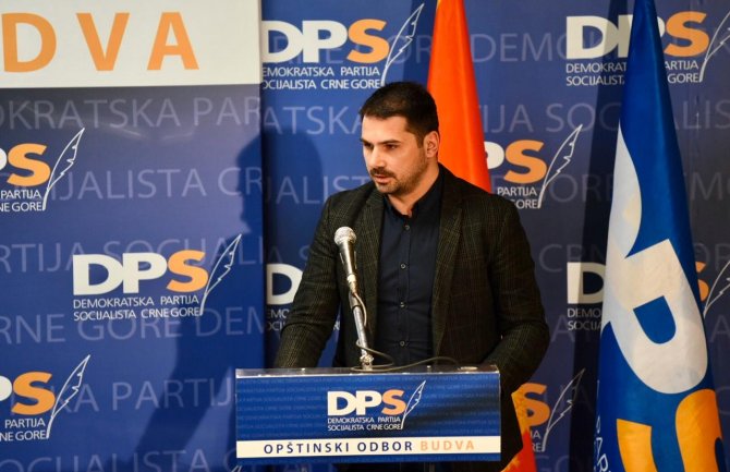 Lakić: Pavićević od privjeska fejzbuk partije do digitalnog ukrasa mitropolije