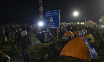 Stotine migranata tražilo ispred mađarske granice da uđu u EU