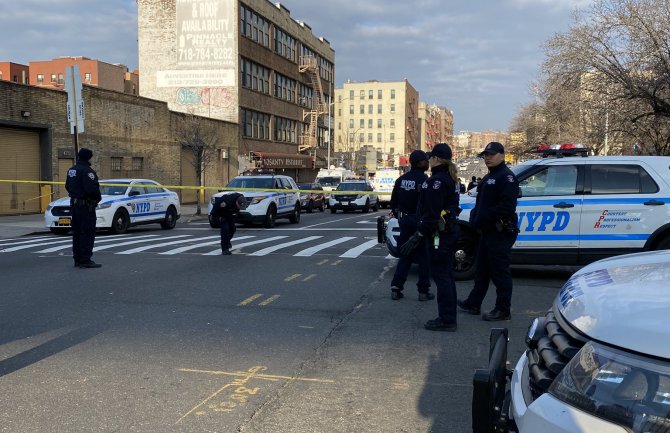 Njujork: U policijskoj stanici u pucnjavi ranjena dva policajca (FOTO)