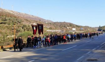 U više crnogorskih gradova i večeras se održavaju molebani i litije