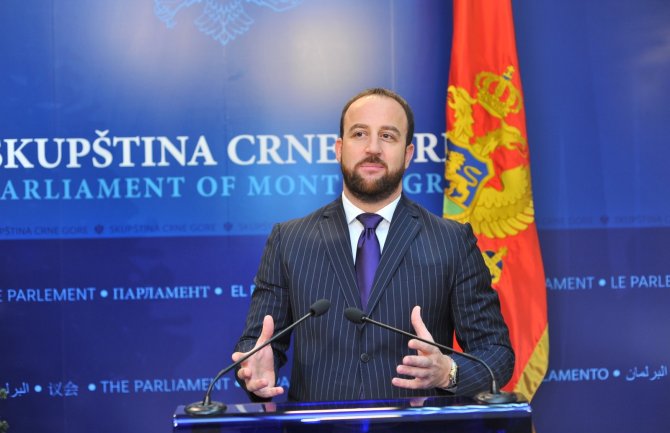 Nikolić: Puzajući udar