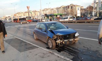 Beograd: Kolima prošao kroz crveno, naletio na majku i troje djece