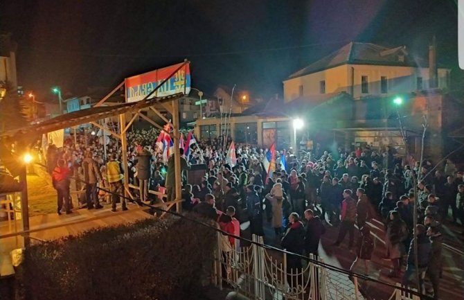 Ušli u Crnu Goru mladići koji su iz Beograda krenuli pješke, priređen im doček u Pljevljima