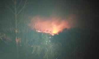Ugašen požar na Crkvinama, vatra prijetila kućama