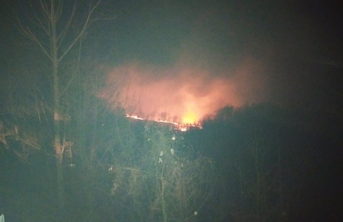 Ugašen požar na Crkvinama, vatra prijetila kućama