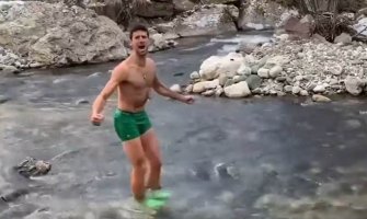 Novak se okupao u ledenom potoku: Evo koliko je izdržao(VIDEO)