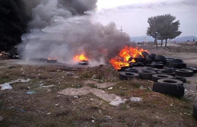 Niko ne reaguje na paljenje automobilskih guma