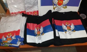 Na granici oduzeto 239 majica sa trobojkama i 70 baklji