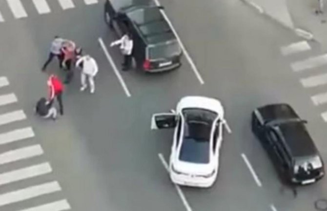 Brutalna tuča na raskrsnici u Sarajevu (VIDEO)