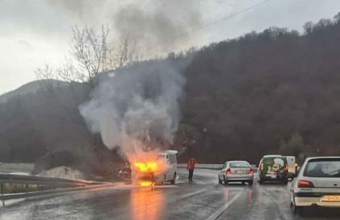 Gorjelo vozilo pogrebnih usluga