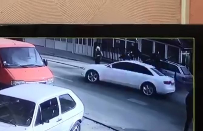 Uznemirujući video iz Novog Pazara: Udario trudnu ženu i djevojčicu u stravičnom sudaru (VIDEO)