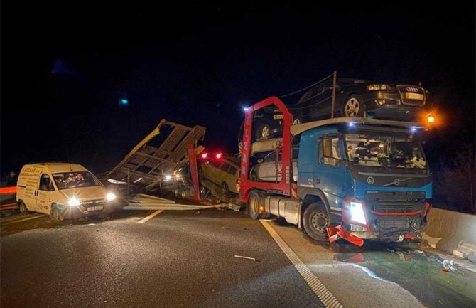 Rasuta vozila po autoputu: Kamionom probio zaštitnu ogradu, sudario se sa autom, popadala vozila 