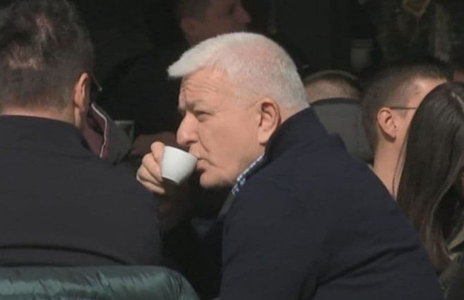 Marković uz kafu pratio litiju iz kafića