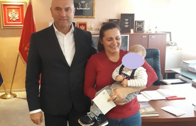 Gradonačelnik Budve donirao svoju platu petočlanoj porodici iz Budve   