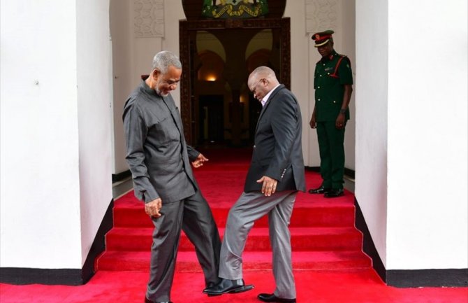 Zbog straha od virusa političari se pozdravljaju nogama (VIDEO)