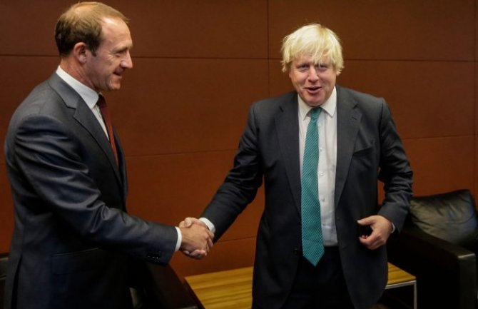 Džonson: Mene neće spriječiti koronavirus da se rukujem s ljudima