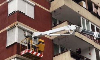 Nesvakidašnja prosidba: Na dizalici s tamburašima zaprosio djevojku (FOTO)