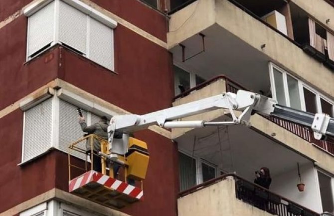 Nesvakidašnja prosidba: Na dizalici s tamburašima zaprosio djevojku (FOTO)