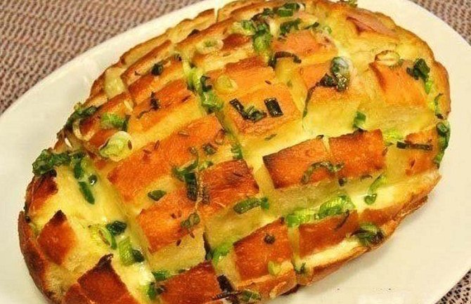 Hljeb sa mladim lukom i sirom