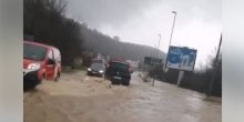 Poplave na primorju: Put pod vodom, saobraćaj otežan (VIDEO)