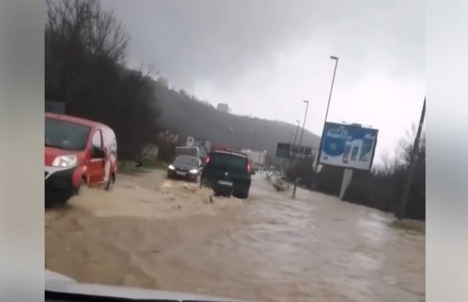 Poplave na primorju: Put pod vodom, saobraćaj otežan (VIDEO)