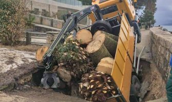 Herceg Novi: Propao kamion na šetalištu(FOTO)