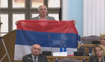 Vučurović raširio trobojku u Skupštini, Radunović poslanici DPS-a: Bagro,lažeš