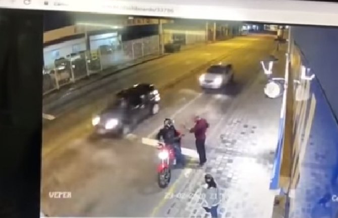 Htio da opljačka par na ulici pa odustao kada je shvatio o kome se radi (VIDEO)