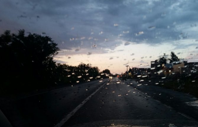 Djelimično sunčano, ponegdje kiša