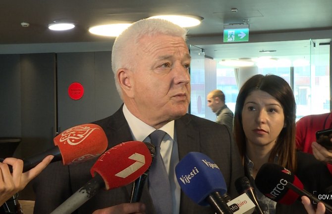 Vlada dijalog sa SPC vodi oko pitanja koja su problematična, a ne oko toga da li će primjenjivati Zakon