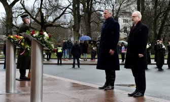 Đukanović položio vijenac na spomenik Slobode na gradskom trgu uz vojnu ceremoniju