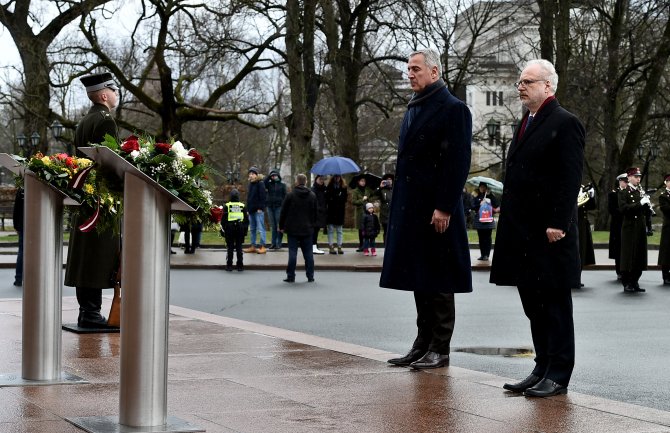 Đukanović položio vijenac na spomenik Slobode na gradskom trgu uz vojnu ceremoniju