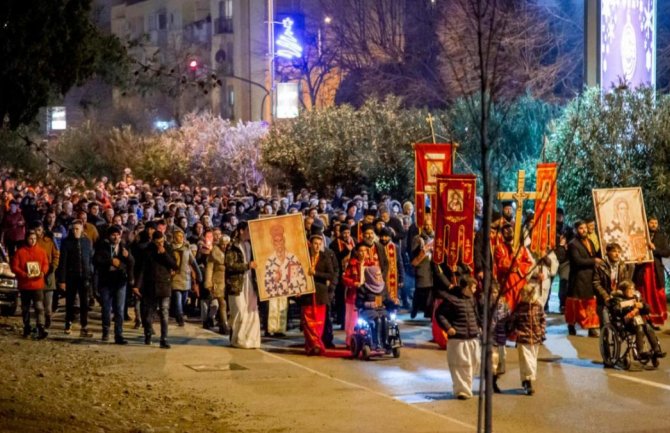 Litija protiv bezakonja i koronavirusa, Otac Siniša: Razumijemo one koji nas  podržavaju ali ne smiju da nam se pridruže