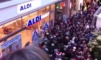  Šokantan snimak iz Holandije: Hiljadu ljudi juriša u supermarket po otvaranju (VIDEO)