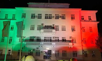 Upravna zgrada Glavnog grada u bojama italijanske zastave