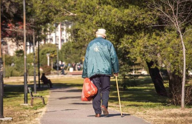 Marketi da prvih dva sata radnog vremena isključivo rade za starija lica i OSI