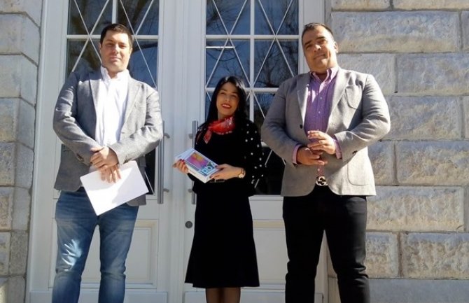 Bivši gimnazijalci obezbijedili vrijednu donaciju za nastavu putem elektronske platforme