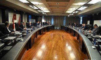 Nove mjere: Zabrana rada većine prodavnica, obustava taksi prevoza…