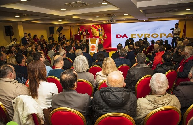 Beskamatnom kreditnom linijom obezbijediti po 1000 eura za taksiste, frizere, kozmetičare...