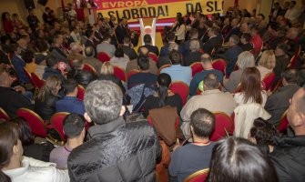 Demokrate donirale1.000 eura krojačkoj radnji iz Nikšića