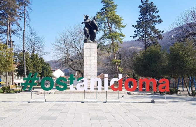 Bijelo Polje: Reklama #OstaniDoma na trgu u bojama Italije