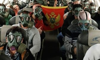 Stigli crnogorski državljani iz Pariza sa maskama i zastavom CG
