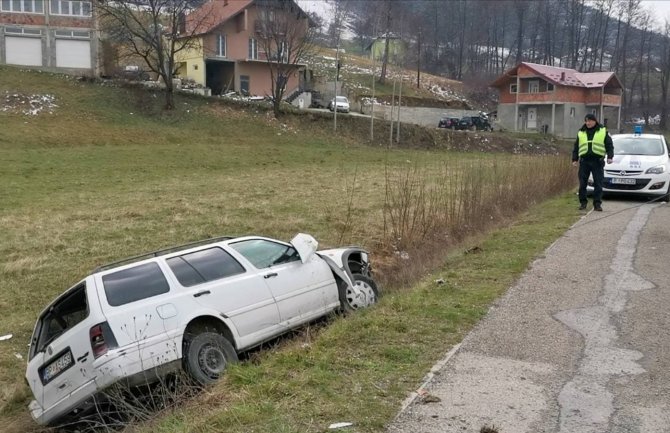 BP: Vozilo završilo u kanalu, teško povrijeđena jedna osoba, vozač priveden (VIDEO)