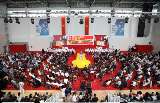 Odbornici Demokrata donirali poslaničke naknade Crvenom krstu